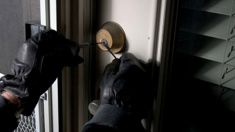 Ληστές εισέβαλαν σε σπίτι 70χρονου στο Παγκράτι Ληστές εισέβαλαν σε σπίτι 70χρονου στο Παγκράτι