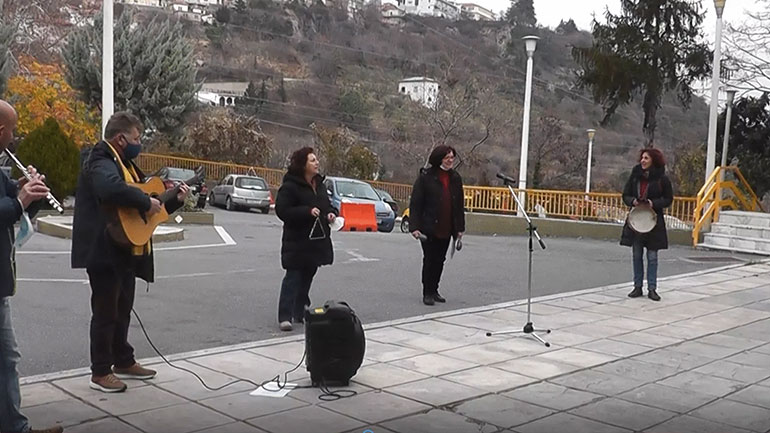 Εκπαιδευτικοί ψάλλουν τα κάλαντα σε γιατρούς και νοσηλευτές της Πέλλας