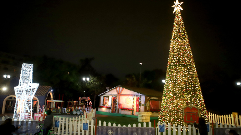Φωταγωγήθηκε το χριστουγεννιάτικο δέντρο της Περιφέρειας Αττικής στο Πεδίο του Άρεως