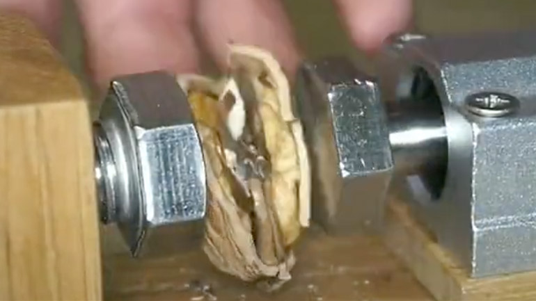 Mηχάνημα που σπάει καρύδια