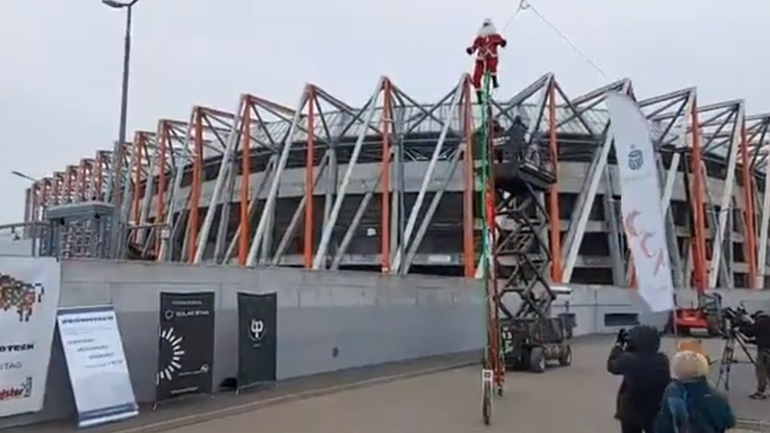 Πτώση του Άγιου Βασίλη από ένα γιγαντιαίο ποδήλατο