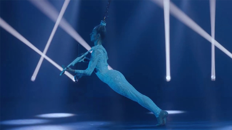 Βιολίστρια παίζει ενώ κρέμεται από τα μαλλιά της