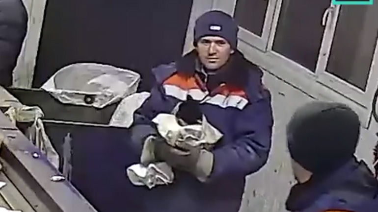 Ένας διαλογέας απορριμμάτων βρίσκει μια γάτα