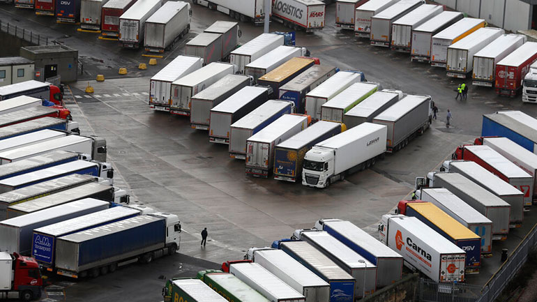 Οργή και απογοήτευση στο Ντόβερ – Εκατοντάδες οδηγοί φορτηγών δεν θα κάνουν Χριστούγεννα με τις οικογένειές τους