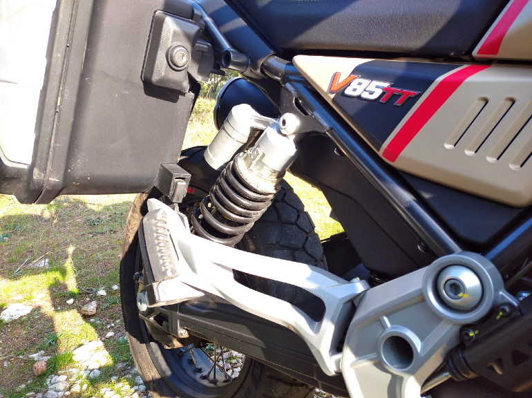 Γιγάντιο πίσω αμορτισέρ με έδραση στον άξονα-ψαλίδι