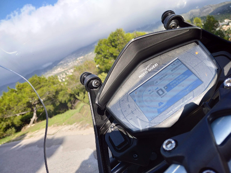 Πολυόργανο με πολλές πληροφορίες και εύκολη συνδεσιμότητα