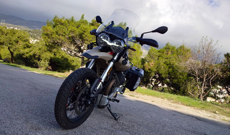 Το λογότυπο της Guzzi και στα φωτιστικά σώματα... Ιταλοί!