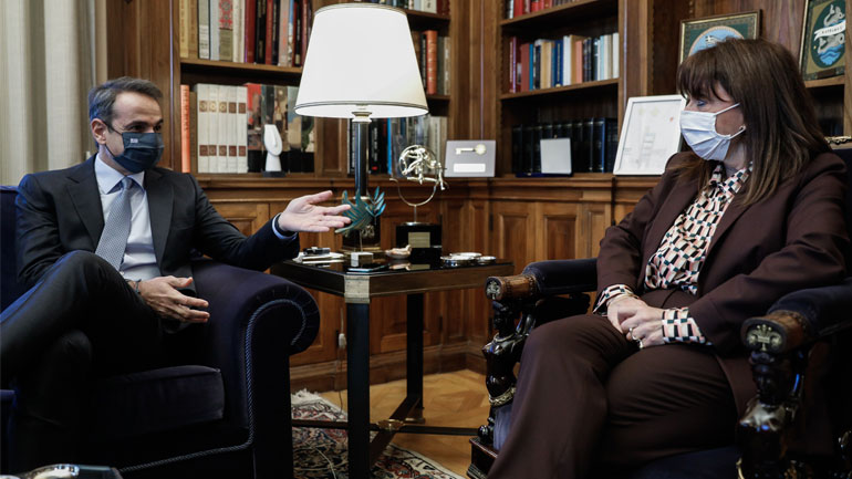 Την Κυριακή θα εμβολιαστούν Μητσοτάκης και Σακελλαροπούλου – Πότε θα κάνουν το εμβόλιο οι πολιτικοί αρχηγοί