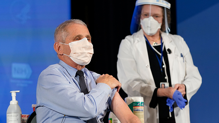 ΗΠΑ: Ο Δρ Α. Φάουτσι εμβολιάστηκε μπροστά στις κάμερες