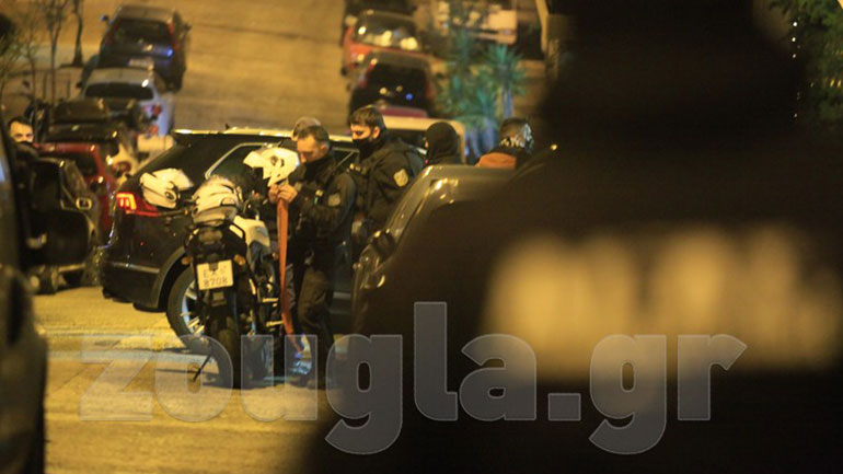 Άγνωστοι έριξαν γκαζάκια σε σπίτι γνωστού επιχειρηματία στο Παγκράτι