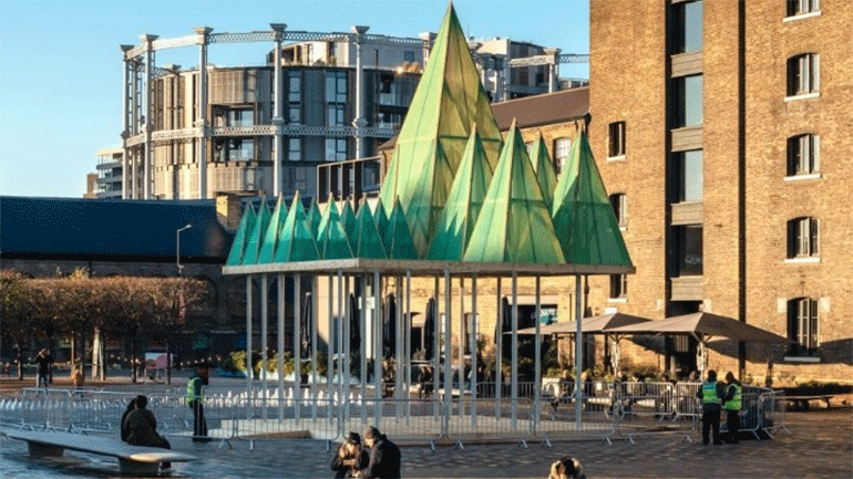 Εγκατάσταση-χριστουγεννιάτικη διακόσμηση σε πλατεία του Λονδίνου