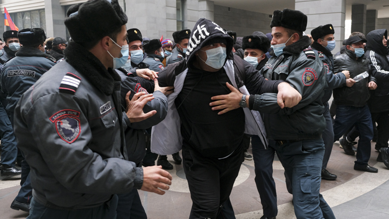 Αρμενία: Οπαδοί της αντιπολίτευσης ζήτησαν την παραίτηση του πρωθυπουργού