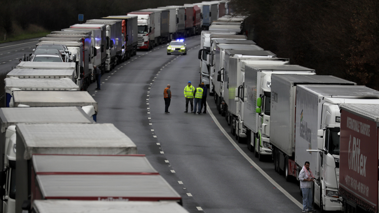Συμφωνία Βρετανίας – Γαλλίας για την κίνηση φορτηγών – Άνοιξε το λιμάνι του Ντόβερ