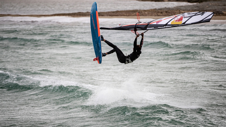 Video Alert: Ο Lennart Neubauer βγαίνει με «μετακίνηση 6» για freestyle windsurfing στη Νάξο!