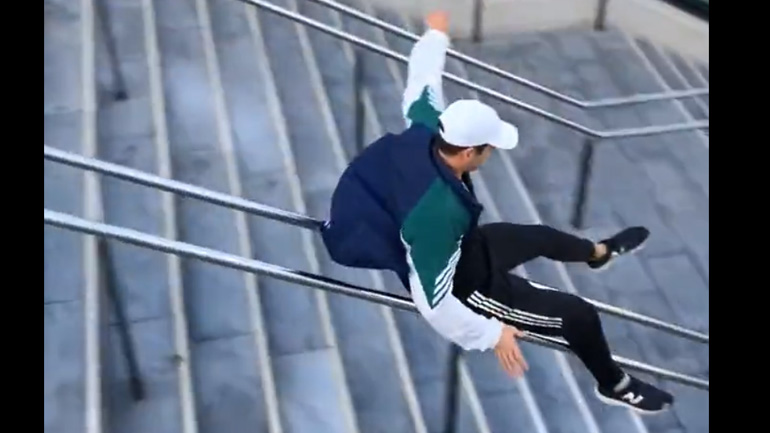 Νεαρός τσουλά σε μια σκάλα Νεαρός τσουλά σε μια σκάλα