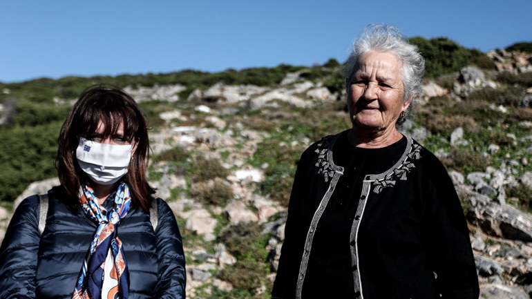 Στην Κίναρο η Σακελλαροπούλου με τη μοναδική και γενναία κάτοικο, κυρά Ρήνη
