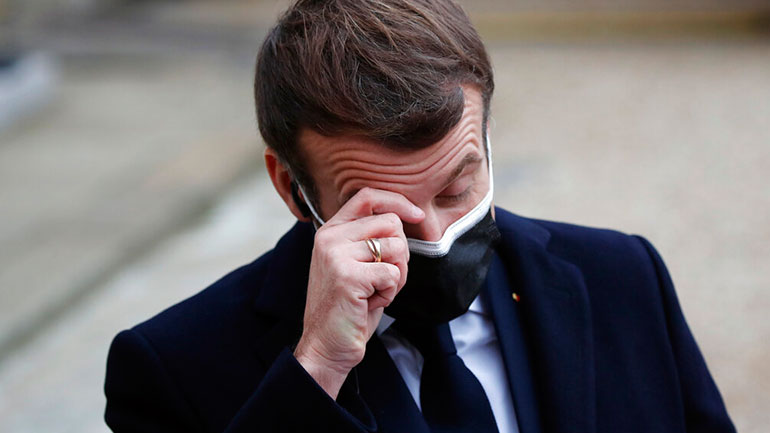 Φόρο τιμής αποτίνει ο Μακρόν στους τρεις χωροφύλακες που έχασαν τη ζωή τους