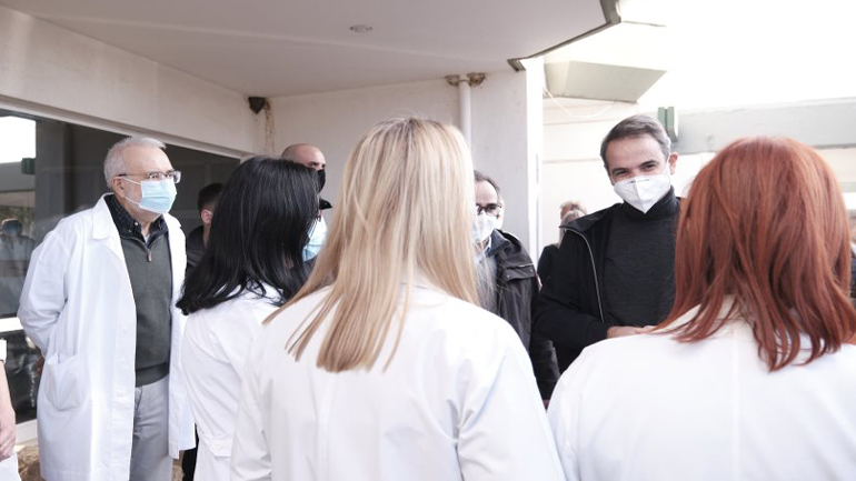 Μητσοτάκης από το Νοσοκομείο Γιαννιτσών: «Να εμβολιαστείτε εσείς και να περάσετε το μήνυμα»