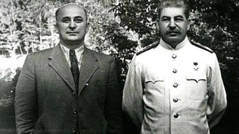 Ο επίτιμος πρόεδρος στην πινακοθήκη των δημίων