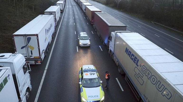 Χριστούγεννα στο τιμόνι ίσως κάνουν Έλληνες οδηγοί φορτηγών στα σύνορα Γαλλίας-Βρετανίας