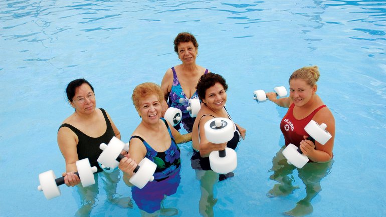 Οι ασκήσεις στο νερό είναι το ίδιο καλές για την καρδιά όσο το γυμναστήριο