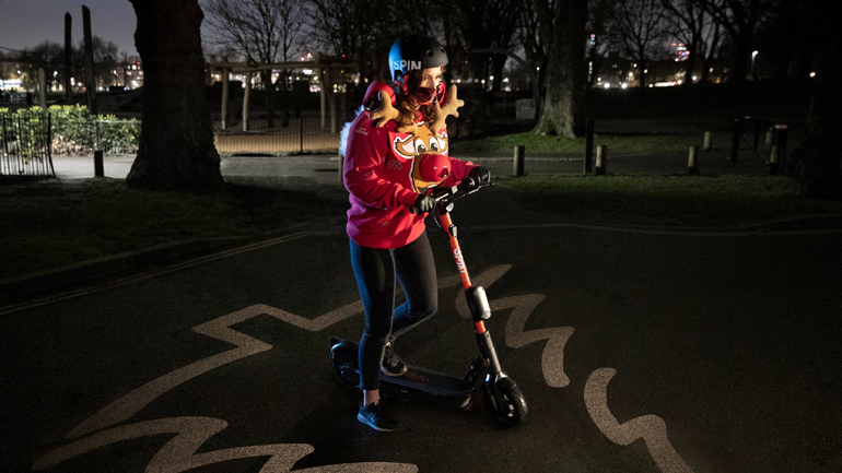 Το Χριστουγεννιάτικο πουλόβερ της Ford