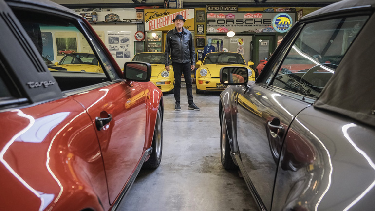 Αυτός ο κύριος έχει αγοράσει 80 μοντέλα της Porsche Αυτός ο κύριος έχει αγοράσει 80 μοντέλα της Porsche