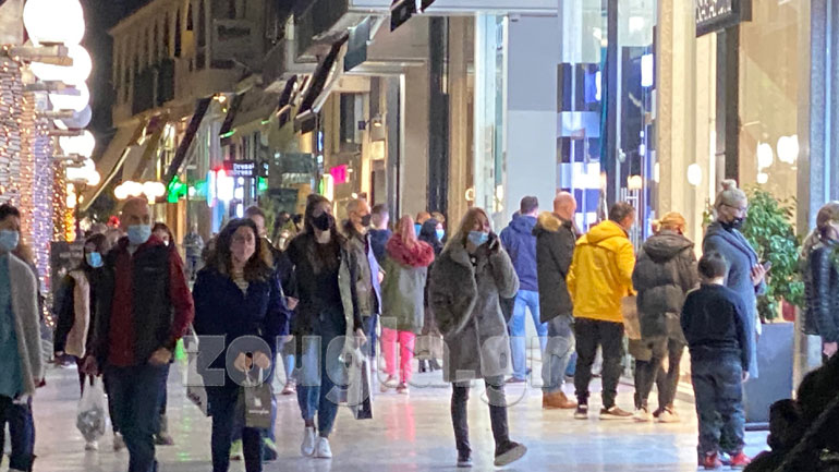 Έντονος συνωστισμός στην πλατεία Γλυφάδας