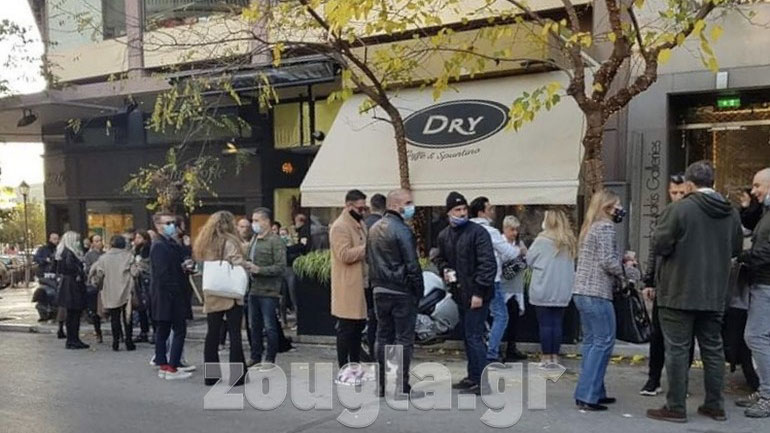 Συνωστισμός στο Κολωνάκι υπό το βλέμμα της ΕΛ.ΑΣ