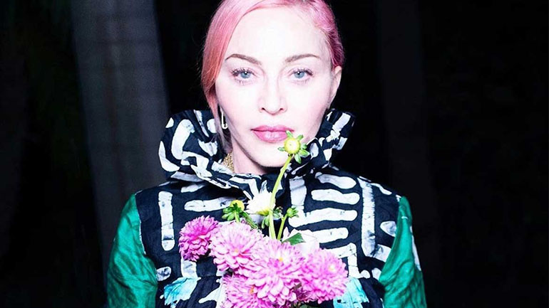 Madonna: Δείχνει στους fans της τις ουλές στο χειρουργημένο πόδι της