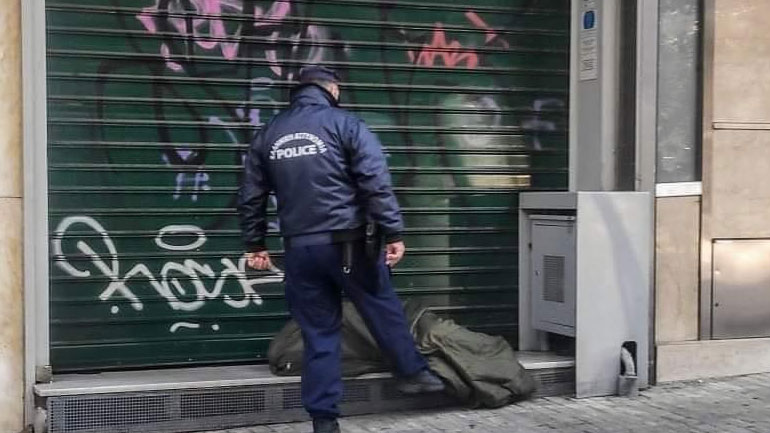 Οργή στο Twitter για αστυνομικό που σκουντάει με το πόδι του άστεγο στην Ερμού