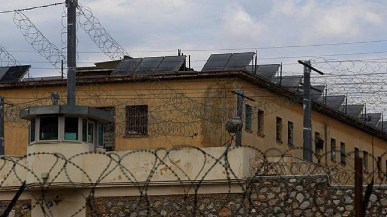 Εντοπίστηκαν ζάρια, τσίπουρο, τηλεοράσεις, σουβλιά και… ασπίδες σε κελιά του Κορυδαλλού