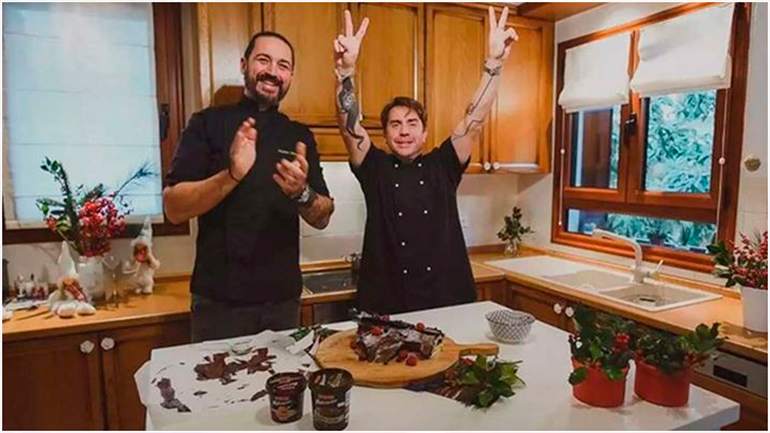 Ο Γιώργος Μαζωνάκης μας δείχνει πώς θα φτιάξουμε το απόλυτο χριστουγεννιάτικο γλυκό με τον Δημήτρη Μακρυνιώτη