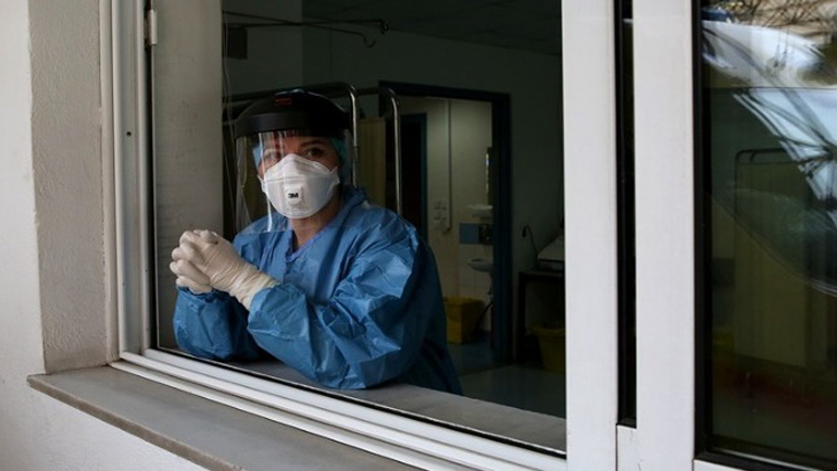 Οι ήρωες της πανδημίας κάνουν Χριστούγεννα στο νοσοκομείο