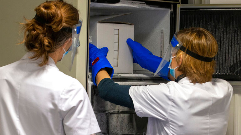 Έφτασαν στη Βιέννη οι πρώτες 10.000 δόσεις του εμβολίου