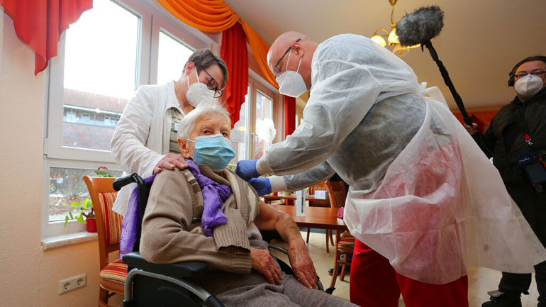 Μία γυναίκα 101 ετών, ο πρώτος άνθρωπος που εμβολιάστηκε στη Γερμανία