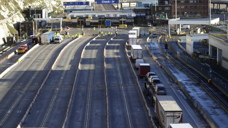 Βρετανία: 36 οδηγοί νταλίκας που είχαν ακινητοποιηθεί στο Κεντ, θετικοί στον covid-19