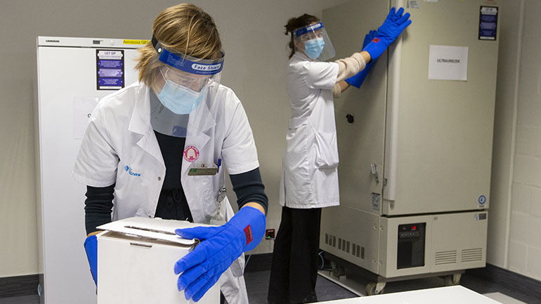 Κορωνοϊός: Άρχισε ο εμβολιασμός του υγειονομικού προσωπικού στην Ουγγαρία