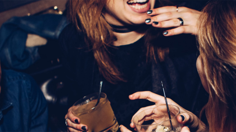 Ρεβεγιόν σαν να… μη συμβαίνει τίποτα σε διαμέρισμα στην Καμάρα Θεσσαλονίκης – Συνελήφθη η ιδιοκτήτρια