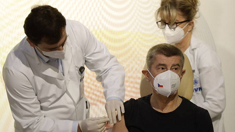 Ξεκίνησε ο εμβολιασμός κατά του κορωνοϊού στην Τσεχία – Πρώτος εμβολιάστηκε ο πρωθυπουργός