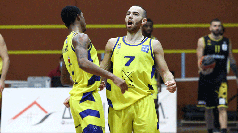 Το Λαύριο έσπασε το αήττητο σερί της ΑΕΚ, επικράτησε 78-70 της «Ένωσης»