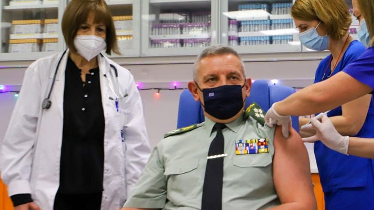 Εμβολιάστηκε ο Αρχηγός ΓΕΕΘΑ Κωνσταντίνος Φλώρος