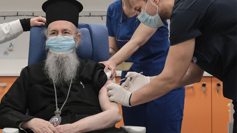 Ο Μητροπολίτης Ναυπάκτου Ιερόθεος, ο πρώτος Ιεράρχης που έκανε το εμβόλιο