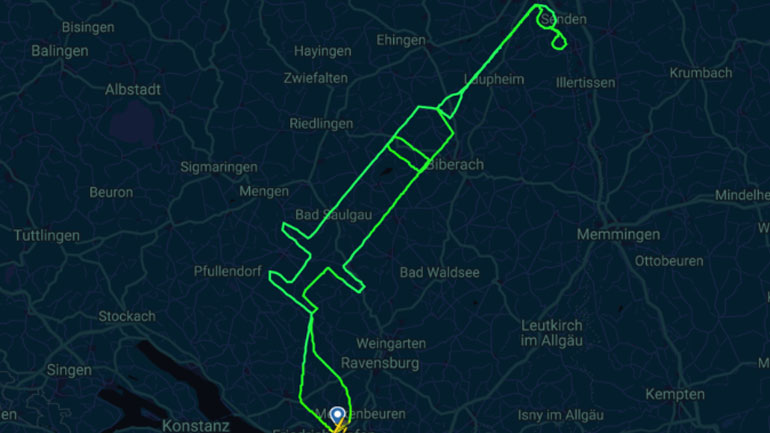 Γερμανία: Πιλότος “ζωγράφισε” μια τεράστια σύριγγα στον ουρανό για να τιμήσει την έναρξη των εμβολιασμών