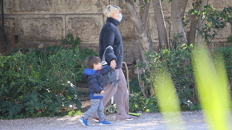 Σία Κοσιώνη: Πρωινή βόλτα στο κέντρο της Αθήνας με τον γιο της