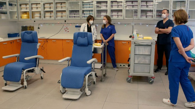 Τα πρόσωπα και τα στελέχη της κυβέρνησης που θα εμβολιαστούν τις επόμενες ημέρες