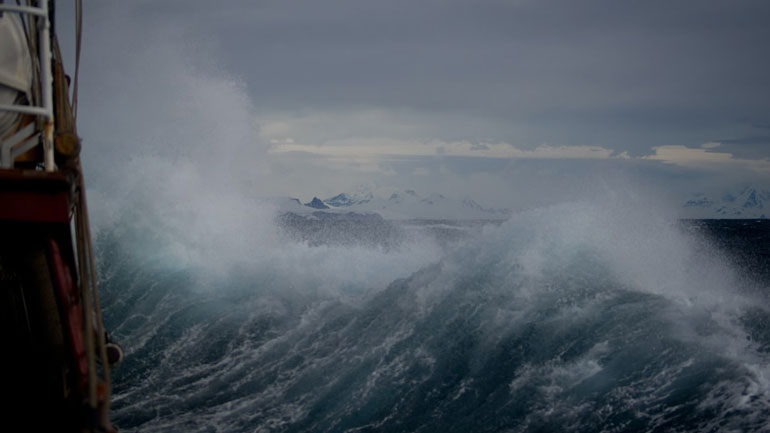 H καταιγίδα Μπέλα σαρώνει τη Γαλλία: Χιλιάδες κατοικίες χωρίς ηλεκτρικό ρεύμα