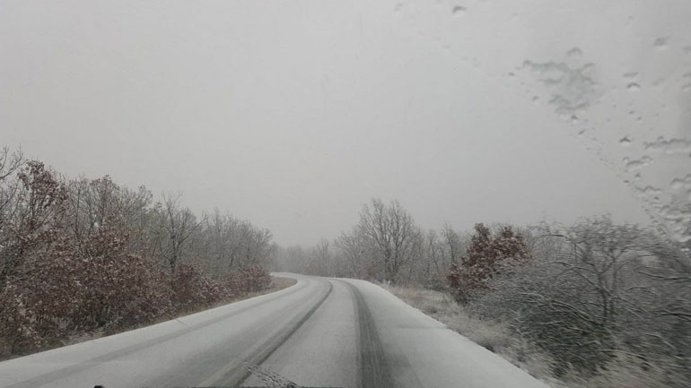 Χιονίζει στα ορεινά των Τρικάλων