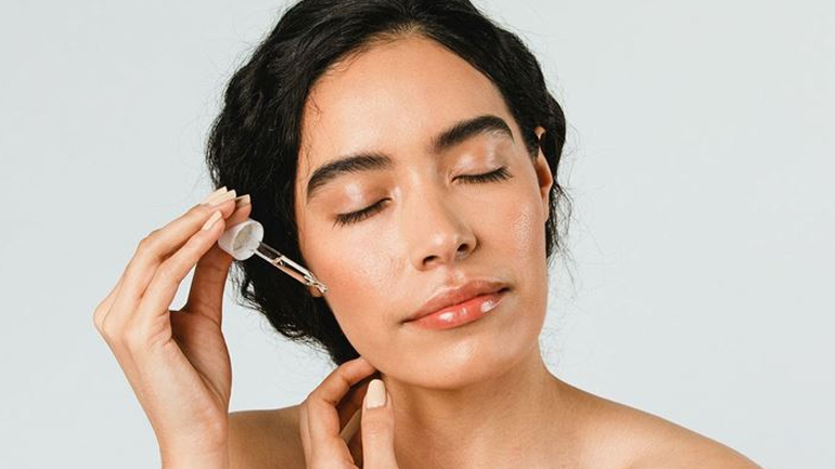 Πώς να φτιάξετε το δικό σας serum αντιγήρανσης στο σπίτι