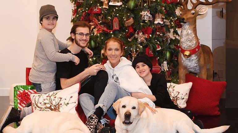 H Celine Dion ποζάρει με τους γιους της δίπλα στο χριστουγεννιάτικο δέντρο!